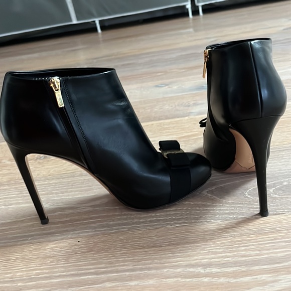 Black Ferragamo boots with gold bow detail size 10B. - Picture 4 of 8